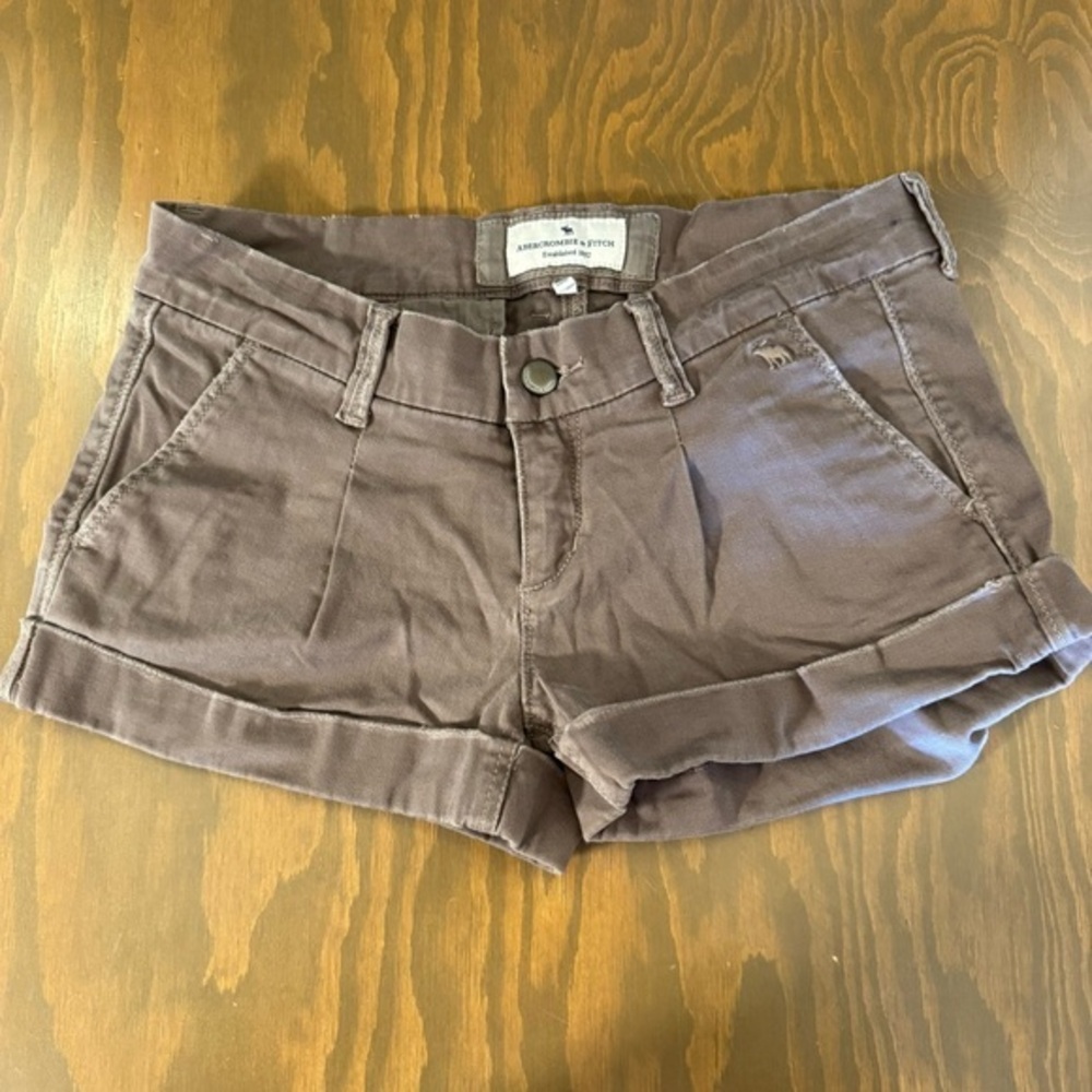 Abercrombie & Fitch low rise pleated shorts, brown